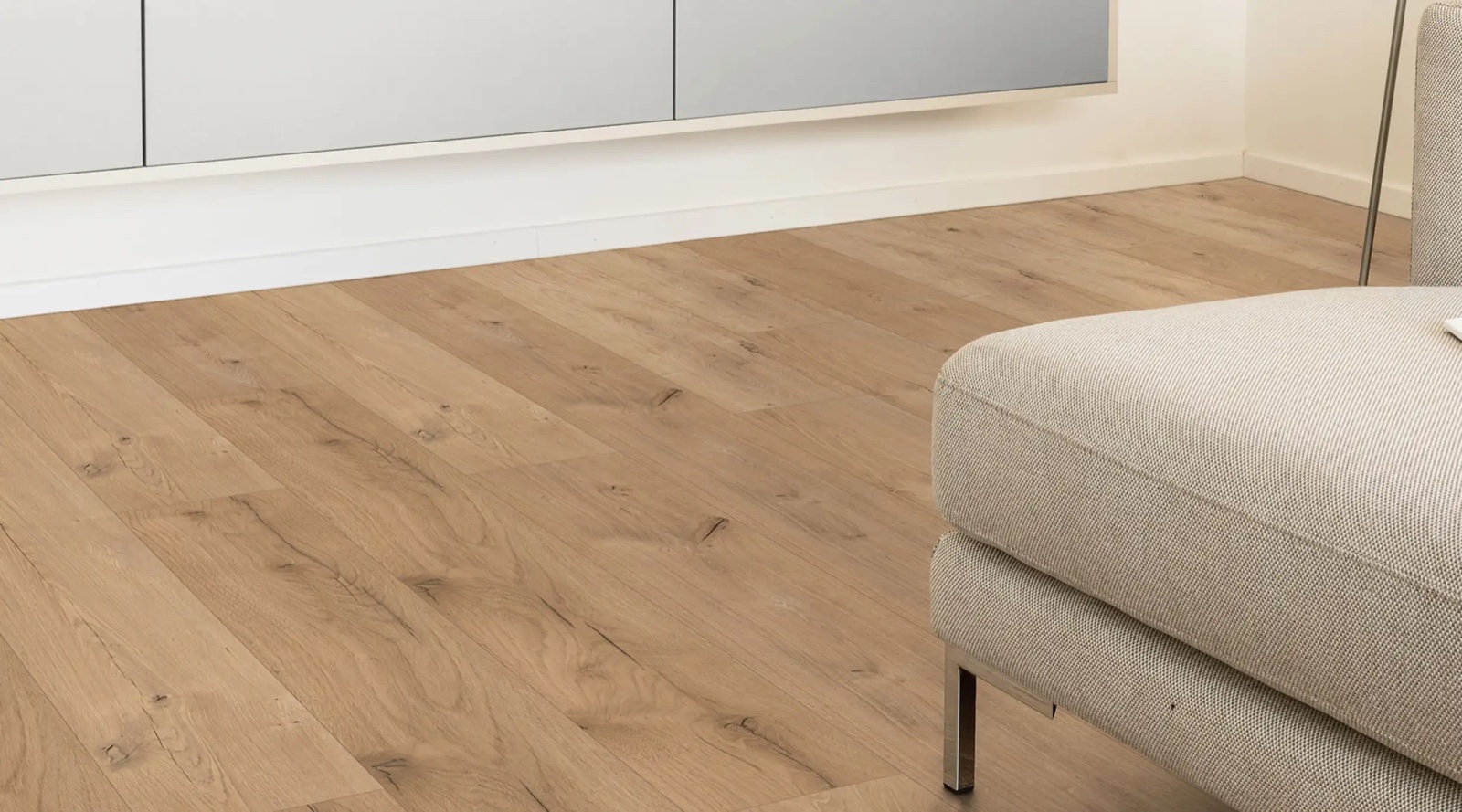 Archer medium honey-brown laminate flooring sample