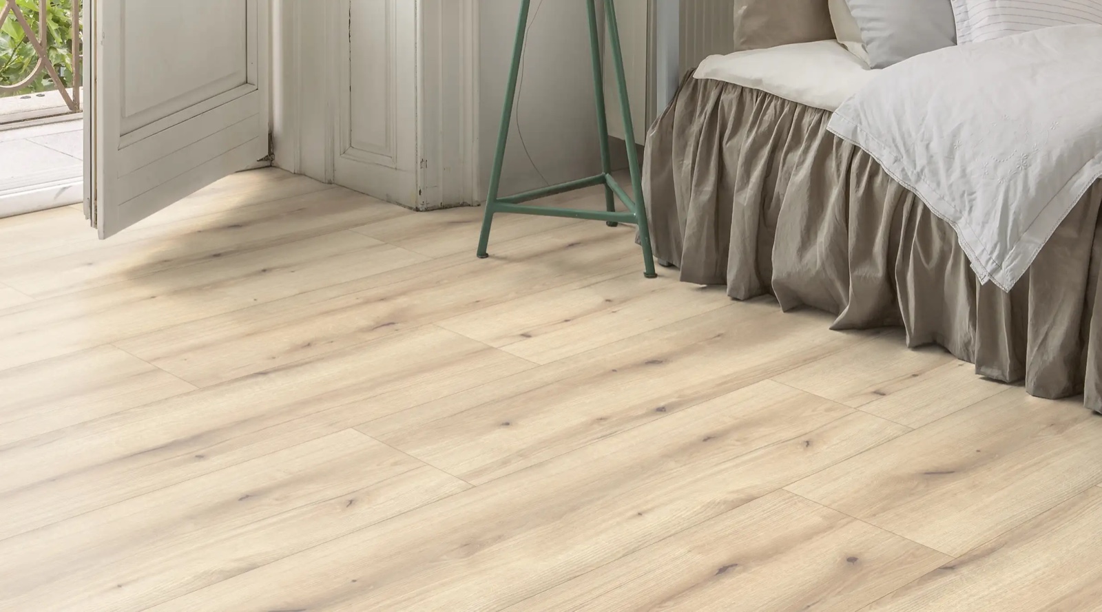 Willow light oak laminate flooring sample